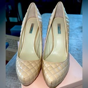 BCBGeneration Pump. 10 M. Color-Warm Sand. 5 inch heel, 1 inch platform.